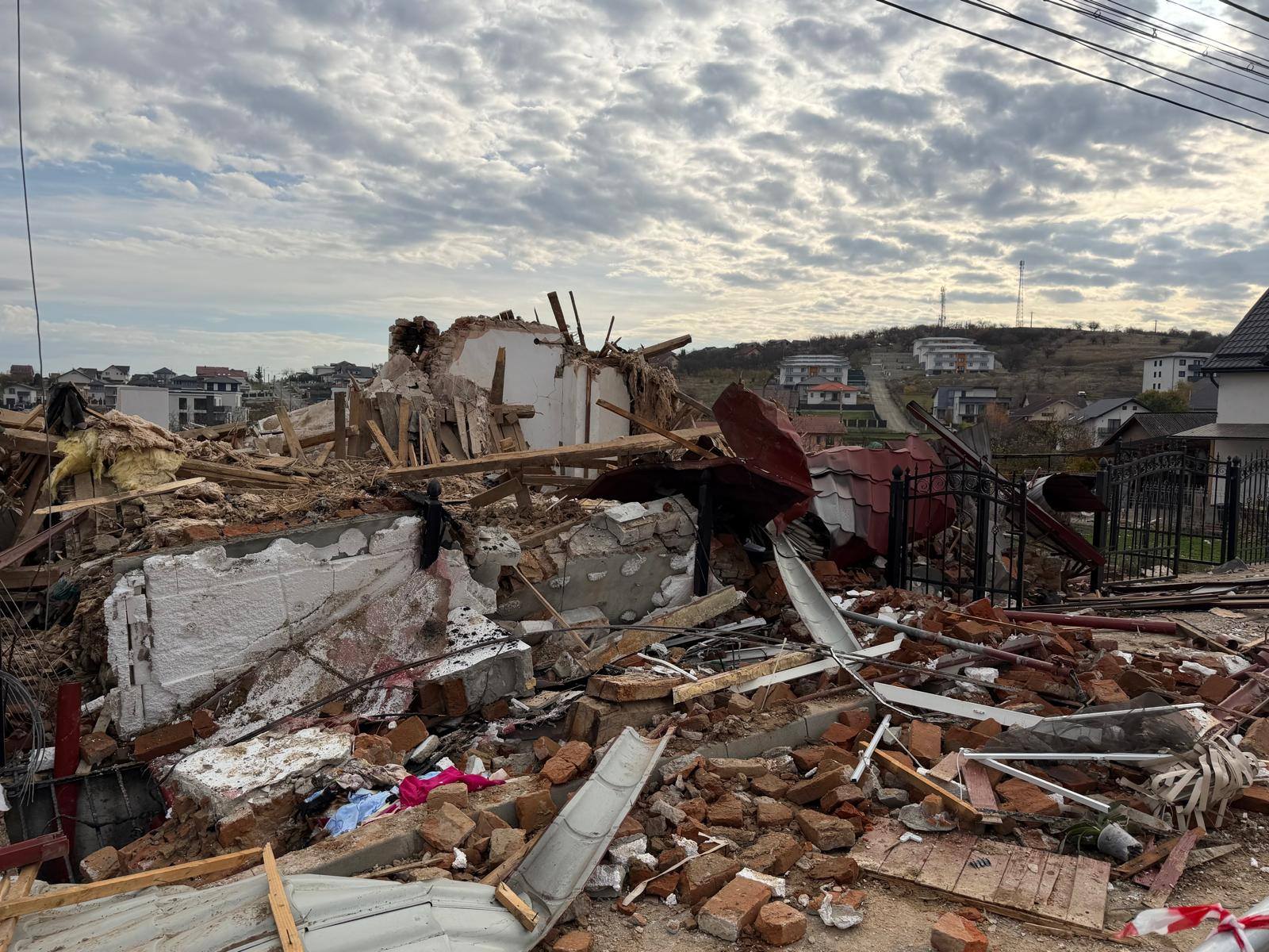o casa de pe strada mihai viteazul dej cluj dupa explozie si incendiu