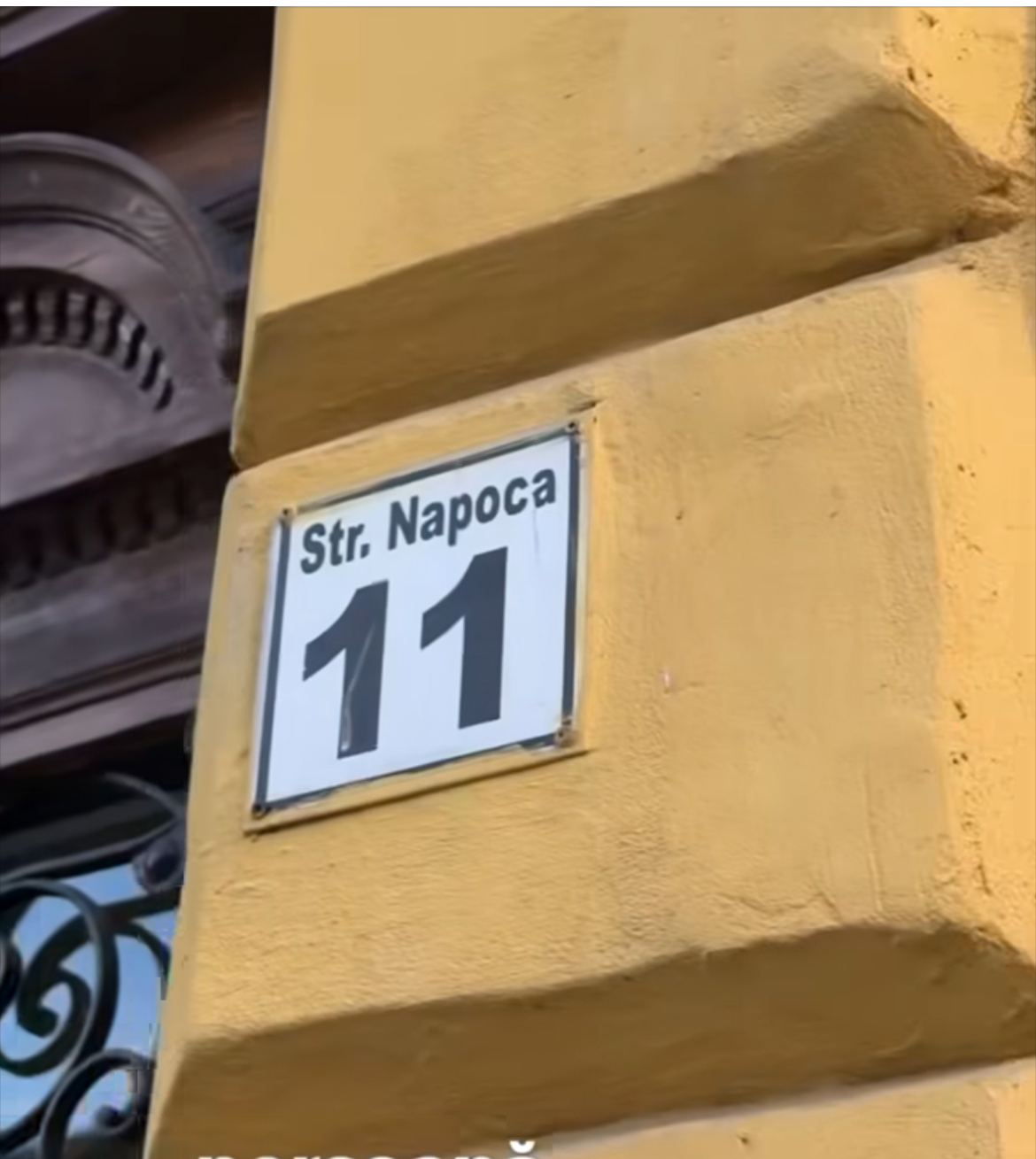 placutre cu numele si demumirea strazilor pe toate cladirile din Cluj