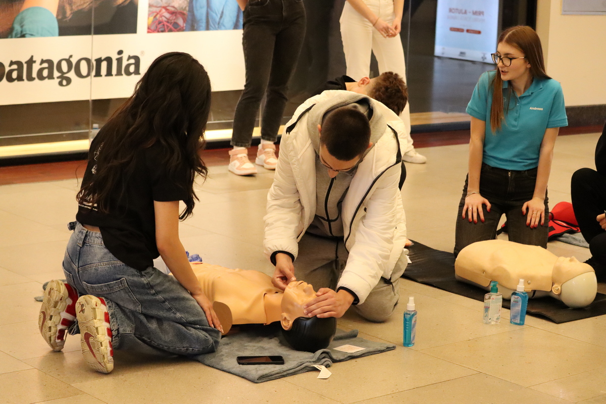 Iulius Mall, prim ajutor