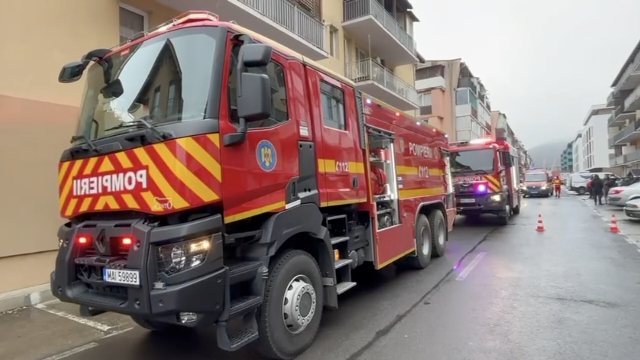 pompieri-incendiu-pompieri-incendiu-bloc-floresti