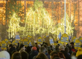 Foto: pancarte cu mesajul pro „toți pentru justiție” / sursa: Declic