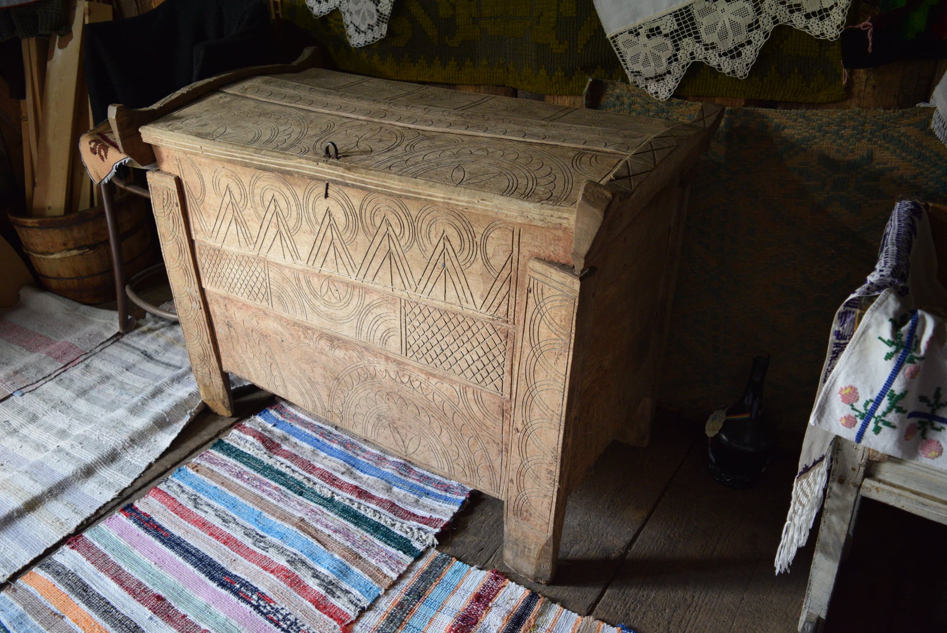 În imagine o ladă de zestre din satul clujean Beliș, realizată la sfârșitul secolului al XIX-lea - începutul secolului al XX-lea. / sursa centrul Tradiții Clujene