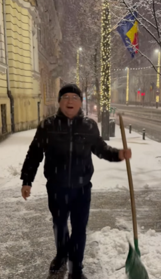 primarul emil boc a curatat zapaha din fata primariei