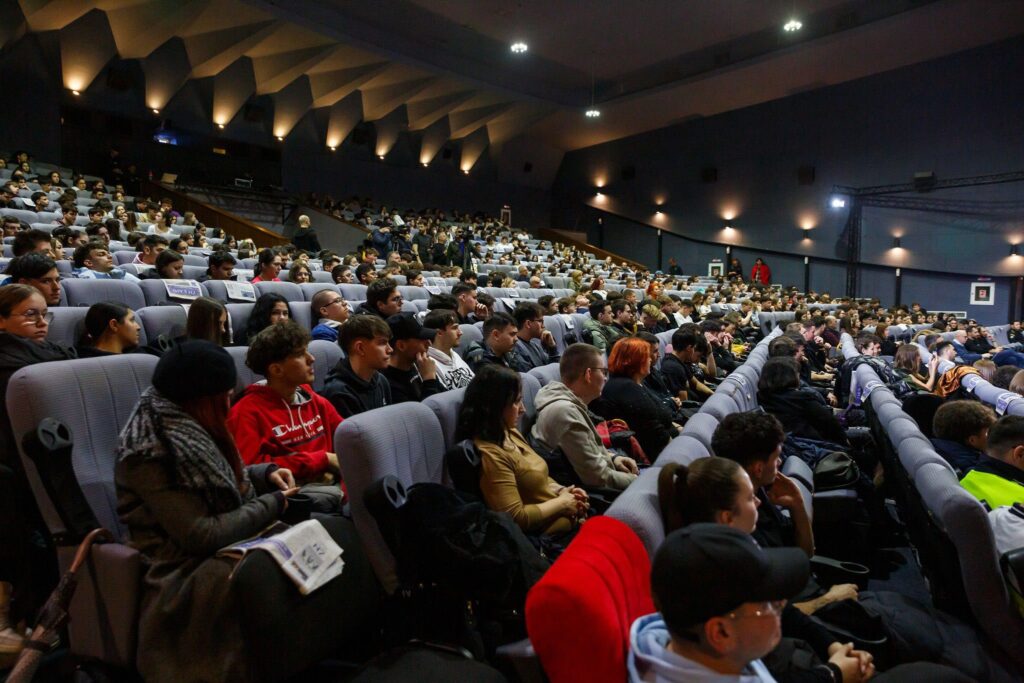 elevi cluj cinema republica 