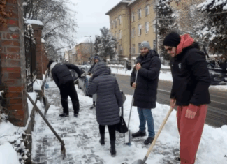 trotuare clinicilor handbalistii la lopata