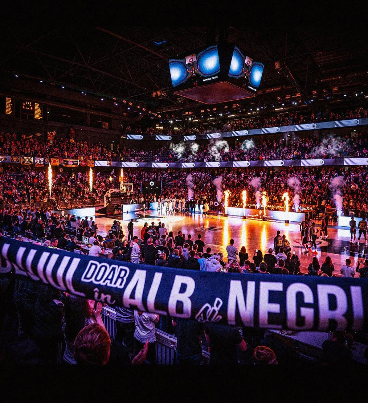 sala polivalenta in alb si negru u-bt baschet