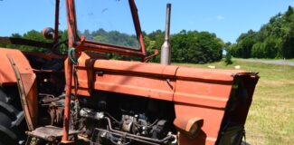 tractor / Image by Julia Casado from Pixabay