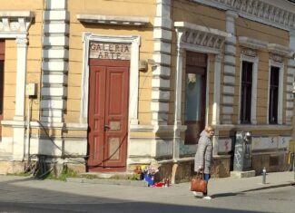 accident centrul clujului femeie lovita de o cladire pe trotuar