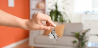 Female,Hand,With,Key,From,House,In,Room, Apartament, cheie apartament, casa
