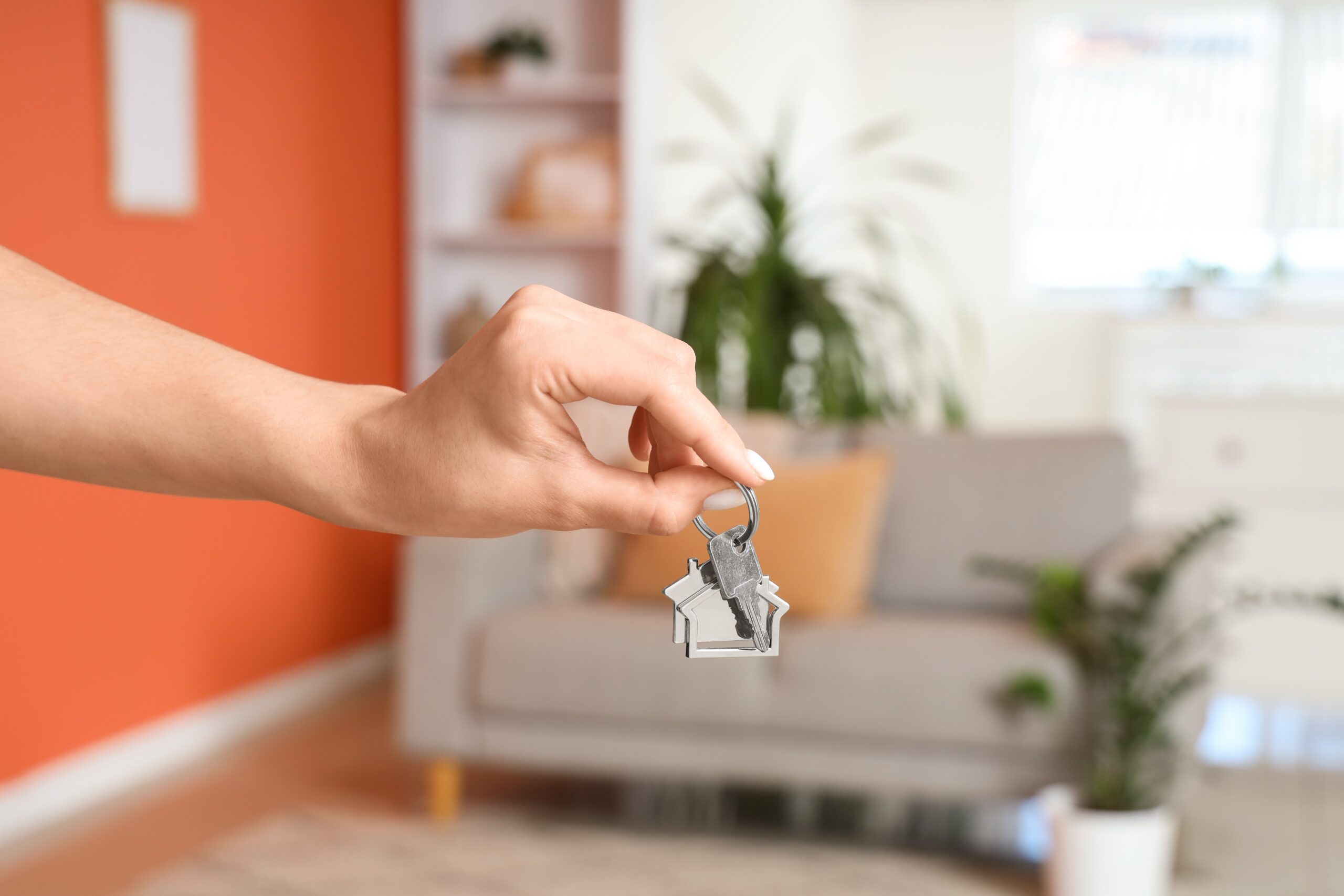 Female,Hand,With,Key,From,House,In,Room, Apartament, cheie apartament, casa