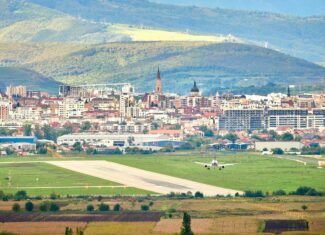 cluj napoca, pista aeroport, avion aterizare cluj