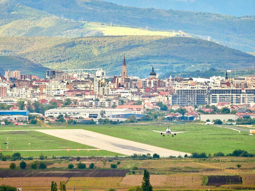 cluj napoca, pista aeroport, avion aterizare cluj