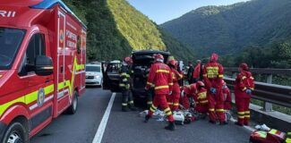 accident valea oltului bolovan pica pe masina