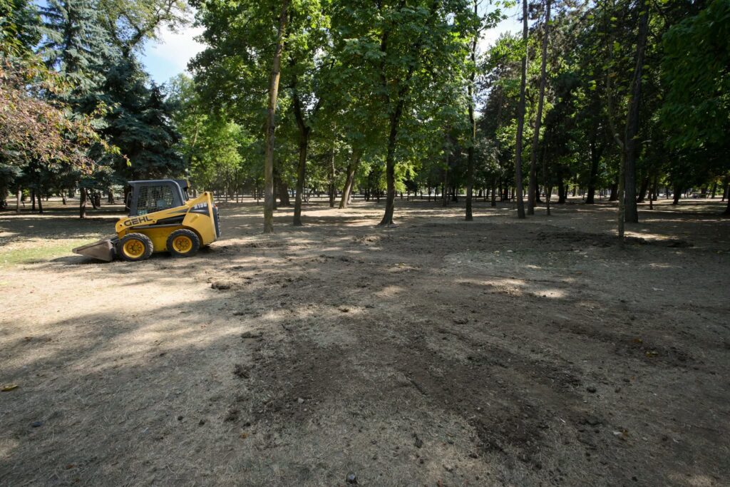 Parcul Central „Simion Barnutiu”, redeschis publicului dupa incheierea festivalului UNTOLD ONE, la Cluj-Napoca. In parc au inceput lucrarile de reamenajare dupa eveniment, pentru care organizatorii au anuntat o participare de peste 500.000 de persoane pe parcursul celor patru zile