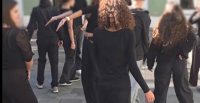 Elevii s-au îmbrăcat în negru la școală în semn de protest față de inițiativa votată în Senat care introduce uniformele obligatorii în unitățile de învățământ