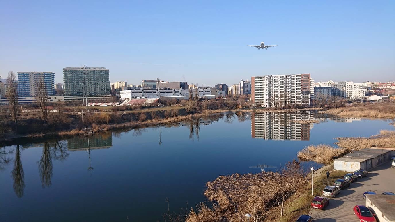 avioanele zboara peste oras prin cartiere in cluj