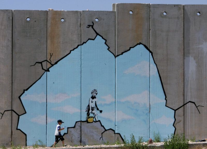 Lucrare semnată de Banksy la granița dintre Israel și Palestina - 2005