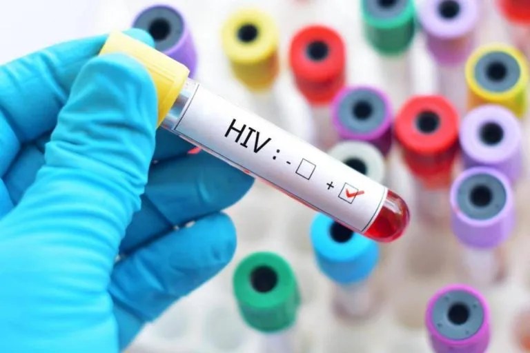 Peste 17.500 de persoane din România sunt infectate cu HIV | www ...